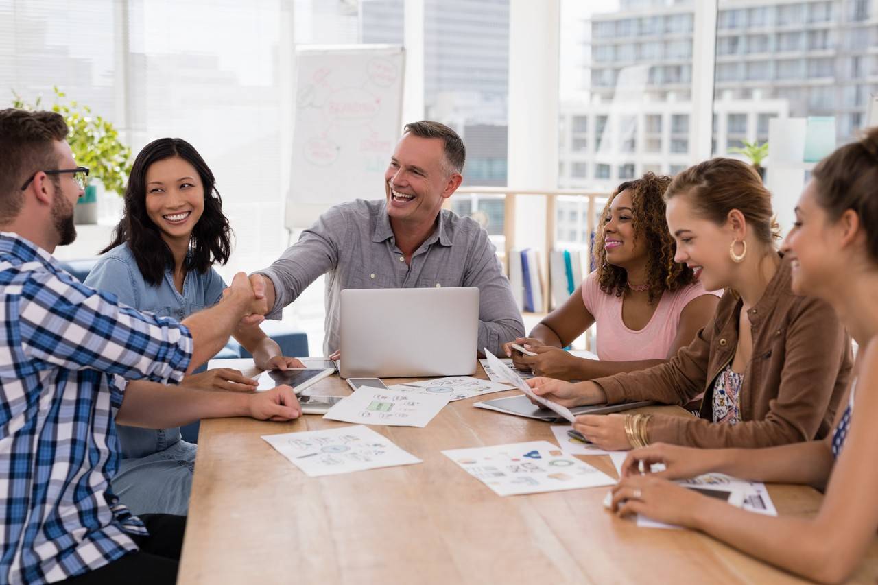 grupo de empresários em reunião