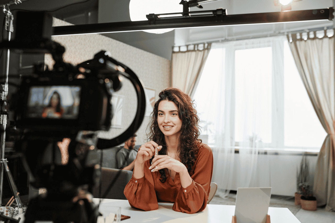 mulher gravando conteúdo