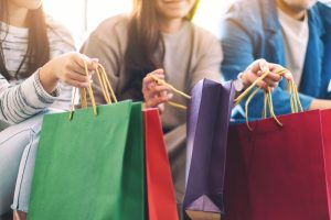 sacolas de compras coloridas