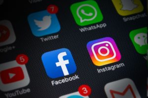 Ícones de redes sociais Facebook e Instagram