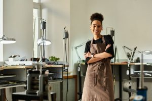 Mulher sorridente em estúdio de marcenaria