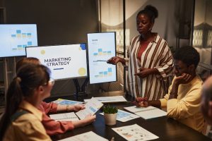 Reunião sobre estratégia de marketing em equipe