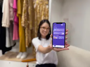 Mulher mostrando aplicativo em smartphone